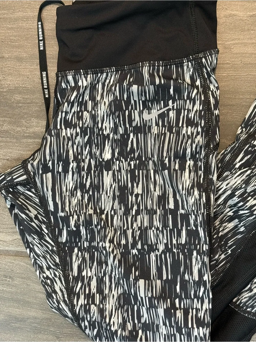 women's Nike Dri-FIT black and white graphic running crop leggings